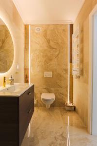 Un baño con un inodoro blanco y un lavabo. en Apartament Szafirowy, en Świnoujście