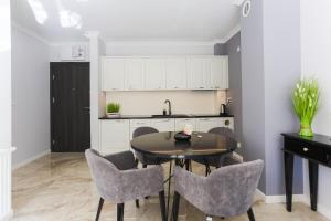 Una cocina con una mesa y sillas en una habitación. en Apartament Szafirowy, en Świnoujście
