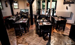 a restaurant with tables and chairs in a room at Coliba Drumetului in Vatra Dornei