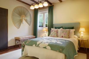 Un pat sau paturi într-o cameră la Hotel Txoriene - Arrieta - HBI01298