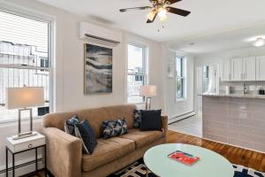 A seating area at Bright & Airy 1BR W/Parking 10min Walk To Beach