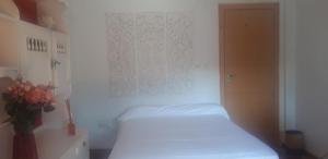 a small bedroom with a white bed and a window at Habitaciones amplias en el Centro de Granada in Granada