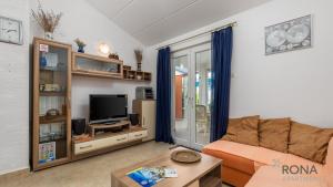 TV a/nebo společenská místnost v ubytování Rona Apartment Aurora