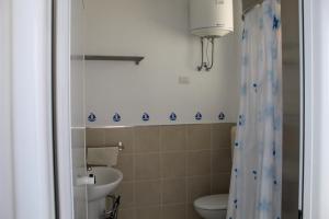 ein Badezimmer mit Toilette und Waschbecken in der Unterkunft Casa CostaSud in Marina di Ragusa + 17 Fotos