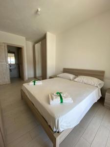 - une chambre avec un lit et des serviettes dans l'établissement Le Perle sts, à Palau