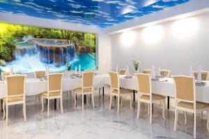 Restauracja lub miejsce do jedzenia w obiekcie Perla