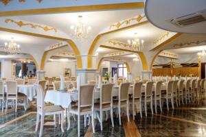 Restauracja lub miejsce do jedzenia w obiekcie Perla