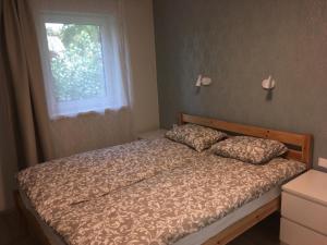 Habitación pequeña con cama y ventana en "Ziedkalni", en Bīriņi