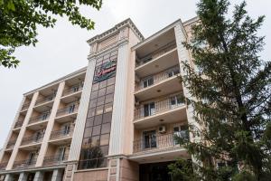 una vista exterior de un edificio en Rakhat Hotel, en Uralsk