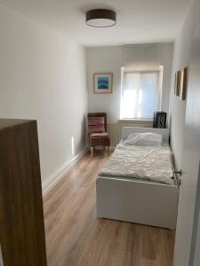 Tempat tidur dalam kamar di Gästeapartement Markkleeberg