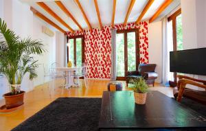 ein Wohnzimmer mit einem Sofa und einem Tisch in der Unterkunft Montmari - Turismo de Interior in Palma de Mallorca