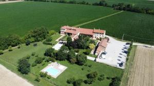 Agriturismo Borgo Tecla في Rosà: اطلالة جوية على بيت كبير مع مسبح