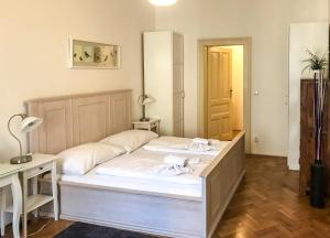 - une chambre avec 2 lits, un bureau et une porte dans l'établissement Karlova 22 - Old Town Apartment, à Prague