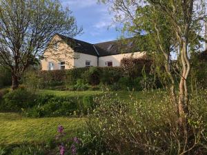 una casa con un jardín delante de ella en Blairchroisk Cottage en Pitlochry