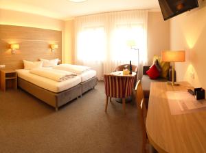 a hotel room with a bed and a table at Michels Stern in Marktbreit