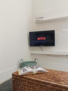 Et tv og/eller underholdning på Apartamento Loft-Cambados + 6 billeder