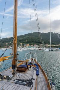 un velero en un cuerpo de agua con otros barcos en B&B Vela d'Epoca PARVATI by Portido, en Portovenere