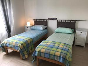 two beds sitting next to each other in a room at La casa dei butei in Castelnuovo del Garda