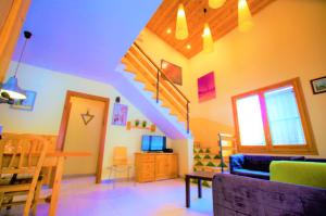 una sala de estar con una escalera en una casa en V&V LLORET - VILLA CANYELLES preciosa villa para 8PAX con piscina privada y barbacoa a solo 800m de playa Cala Canyelles, en Lloret de Mar
