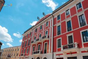 un edificio rojo con balcones en una calle en Sweet House, en Campobasso