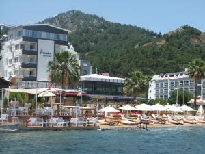 Un grupo de sillas y sombrillas en una playa. en HEAVEN BEACH OTEL, en Marmaris