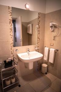 y baño con lavabo y espejo. en Garni Gianmartin, en Limone sul Garda