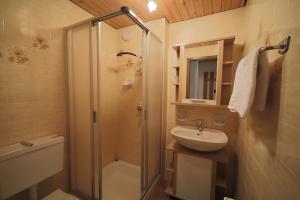 Koupelna v ubytování Gästehaus Lienharterhof