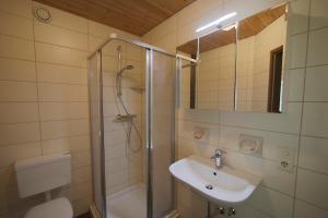 Koupelna v ubytování Gästehaus Lienharterhof