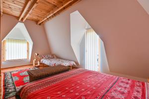 una camera da letto con due letti e due finestre di Neva Apartments a Mokra Gora Altre 37 foto