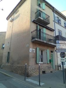 un edificio al lado de una calle en Maison de village, les hirondelles, en Cadenet