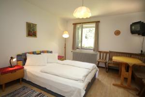 Postel nebo postele na pokoji v ubytování Gästehaus Lienharterhof