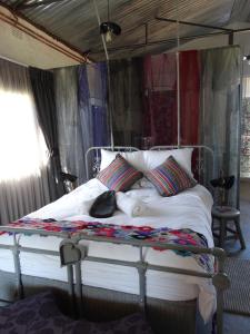 Warrenton的住宿－InchCape，一张带白色床单和枕头的床
