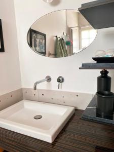 fregadero blanco en una cocina con espejo en Xokoan, en Biarritz
