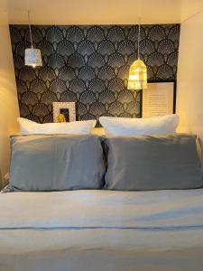 ビアリッツにあるXokoanのベッドルーム(青い枕の大型ベッド1台付)