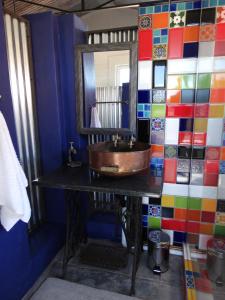 Warrenton的住宿－InchCape，一间带水槽和镜子的浴室