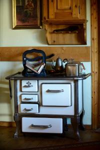 an old stove with a tea kettle on top of it at Pension "Zur Schönen Aussicht" in Mörlenbach