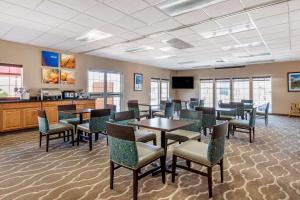 Comfort Inn & Suites Klamath Falls tesisinde bir restoran veya yemek mekanı
