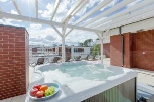 Bazén v ubytování Resort Apartamenty Klifowa Rewal 36 nebo v jeho okolí