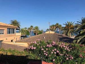 Vonkajšia záhrada v ubytovaní Casa La Luna Cambrils