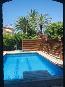 Bazén v ubytovaní Casa La Luna Cambrils alebo v jeho blízkosti