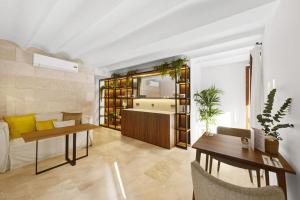 a living room with a table and a dining room at L'Avenida in Sóller