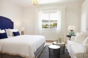 A bed or beds in a room at Old Town Luxury Suites 'Madame'