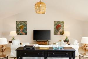 A television and/or entertainment center at Old Town Luxury Suites 'Madame'