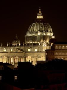 ローマにあるトリアノン ボルゴ ピオ アパートホテルの夜はライトアップされた大きな建物