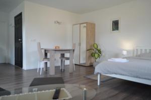 una camera da letto con un letto, un tavolo e una scrivania di Katarica a Korenica