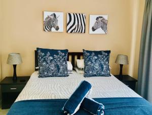 Giường trong phòng chung tại Authentic Newlands