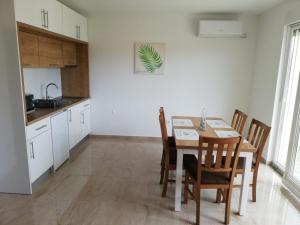 Kuchyň nebo kuchyňský kout v ubytování Villa Fantasea