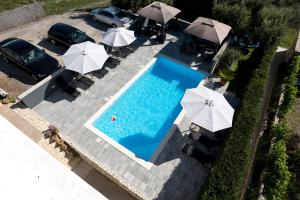 Bazén v ubytovaní Villa Natura with private pool alebo v jeho blízkosti