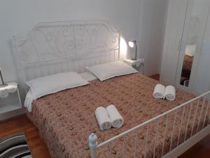 ein Schlafzimmer mit einem Bett mit zwei Handtüchern darauf in der Unterkunft Apartments Lea & Eva in Privlaka