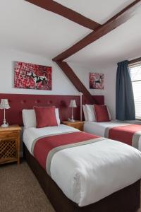 New Steine Hotel - B&B tesisinde bir odada yatak veya yataklar